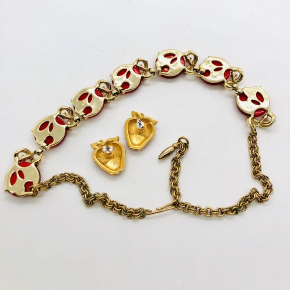 Vintage Red Thermoset Necklace & Strawberry Earrings - Picture 7 of 14
